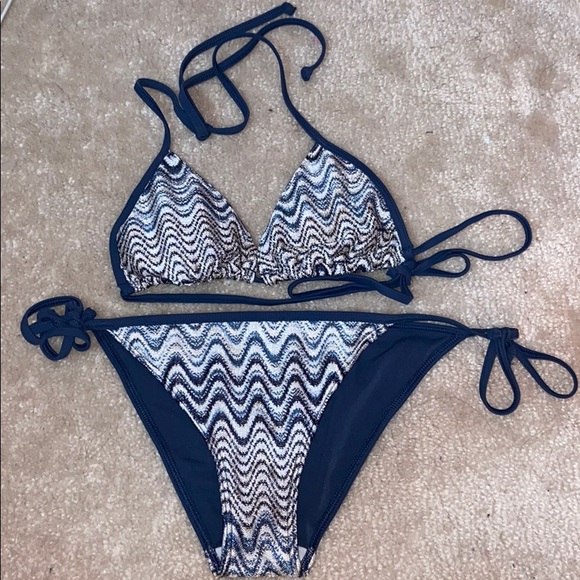Bikini - Picture 1 of 2
